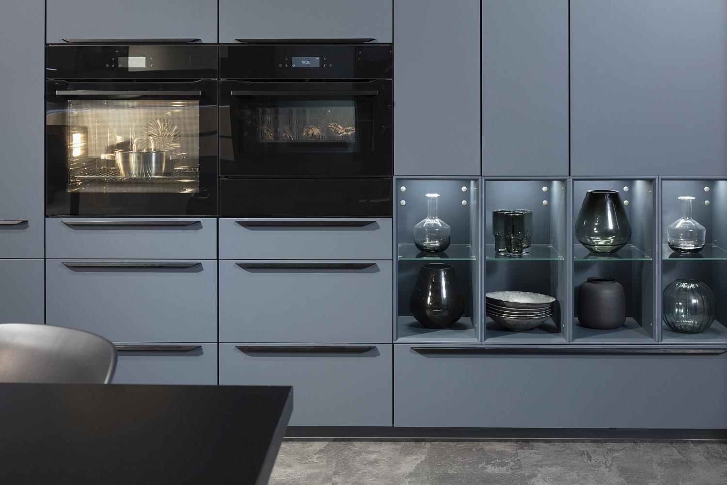 nobilia_fjordblau_ultramatt_backofen_offene-regale_08_kmg_071122_nob_002_150