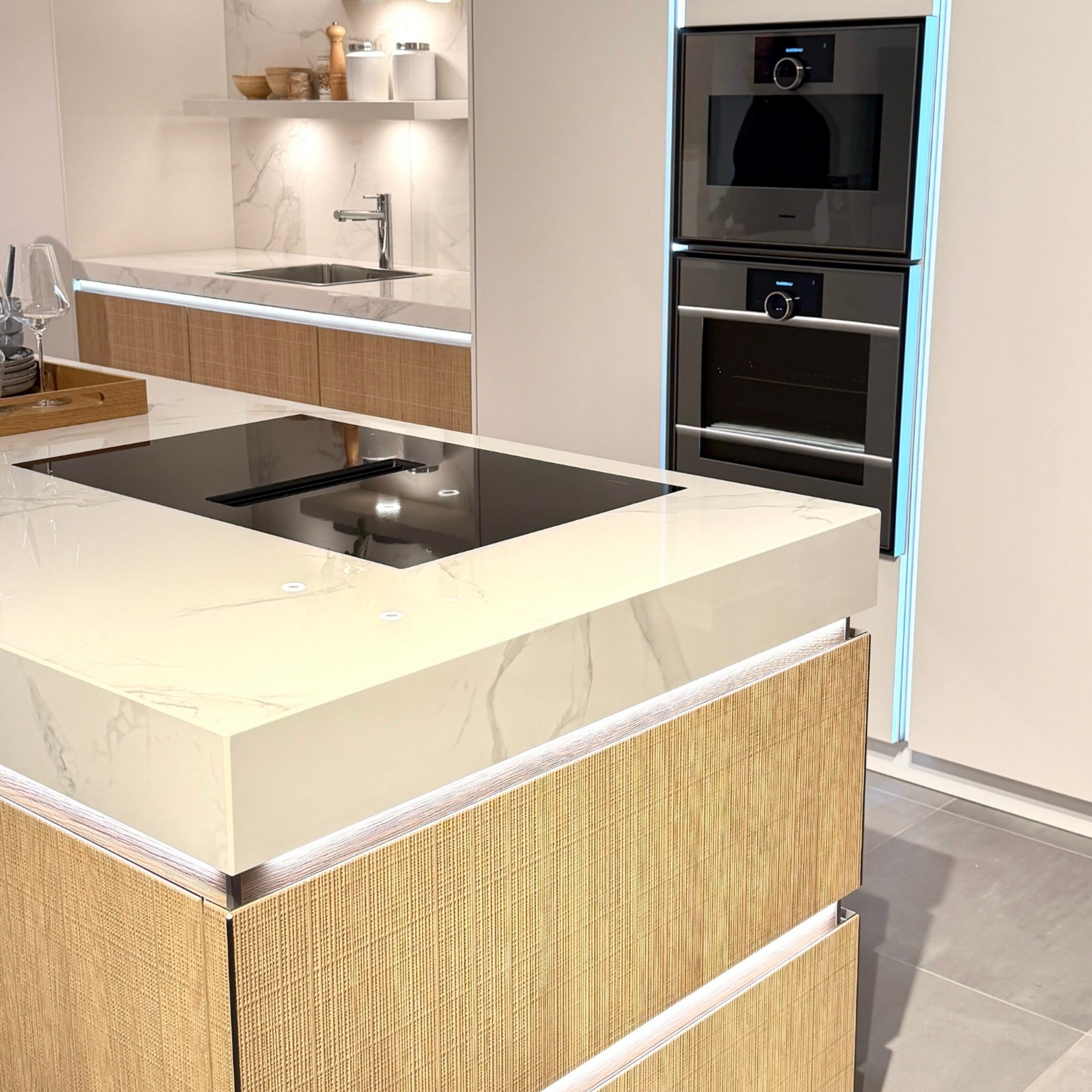 Moderne Küche mit integrierter LED-Beleuchtung: Arbeitsplatte, Regale und Hochschränke werden durch dezente Lichtlinien elegant hervorgehoben und schaffen ein wohnliches Ambiente.