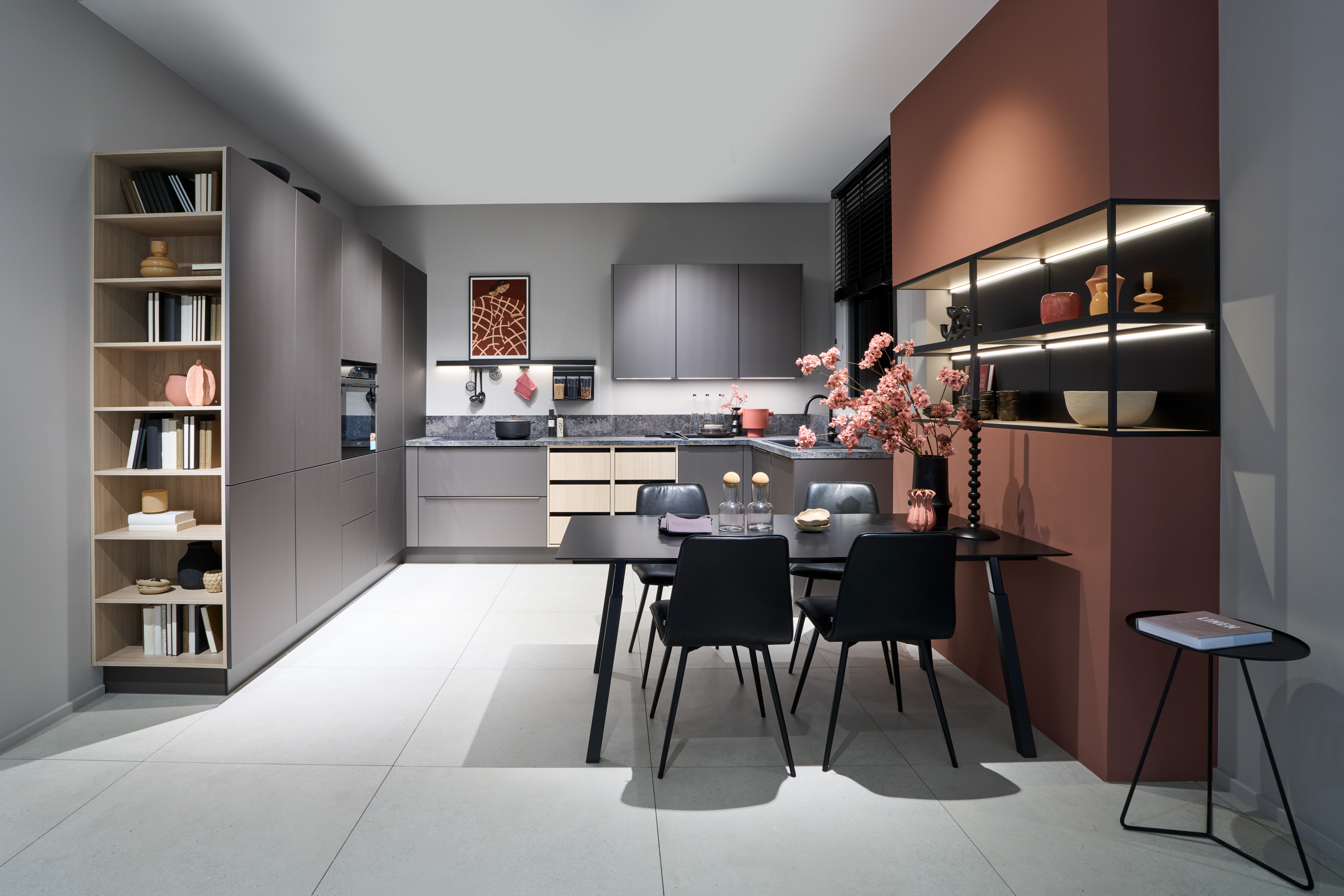 Moderne Küche im Japandi-Stil mit grauen Fronten, Terracotta-Akzentwand, Holzregal und Kirschblüten-Deko