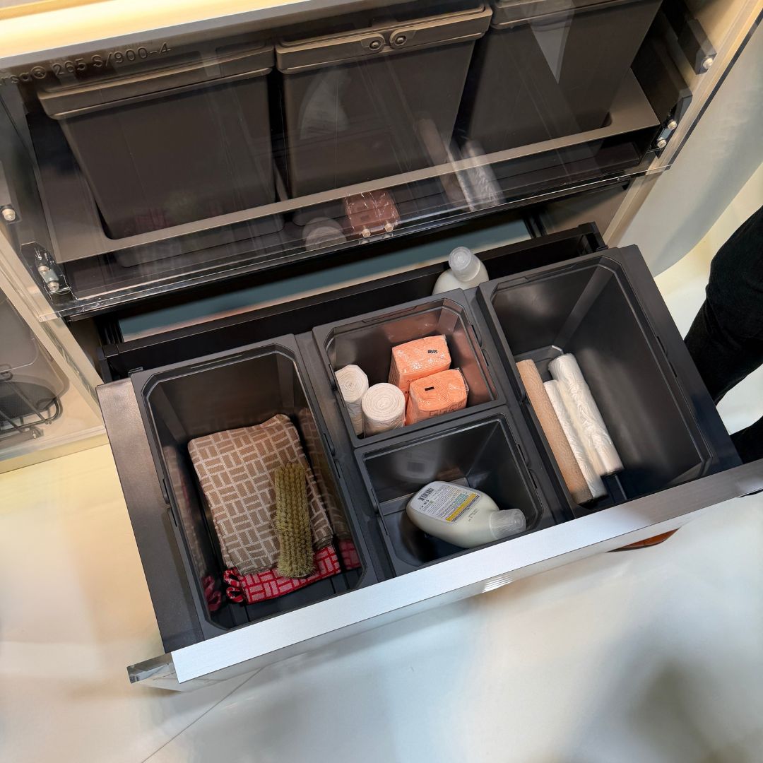 Modernes Mülltrennsystem in einer Küchenschublade mit mehreren Behältern für Restmüll, Bioabfall und Recycling – Beispiel für durchdachte Küchenplanung mit integriertem Stauraum und praktischer Organisation.