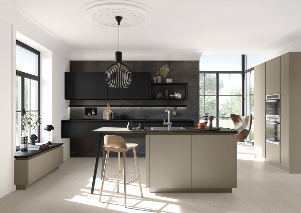 Moderne Einbauküche mit Kochinsel in Hamburg – elegante Kombination aus Schwarz und Beige mit viel Tageslicht