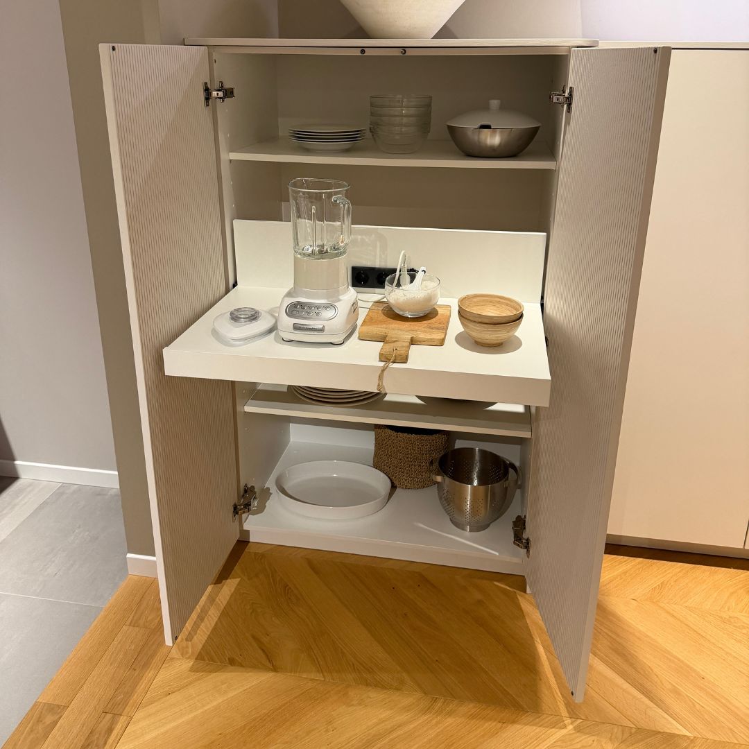 Offener Küchenschrank mit ausziehbarem Modul für Kaffeemaschine und Küchenhelfer, integrierte Steckdosen und Ablageflächen – moderne Lösung in der Küchenplanung für versteckte, aber schnell nutzbare Geräte.