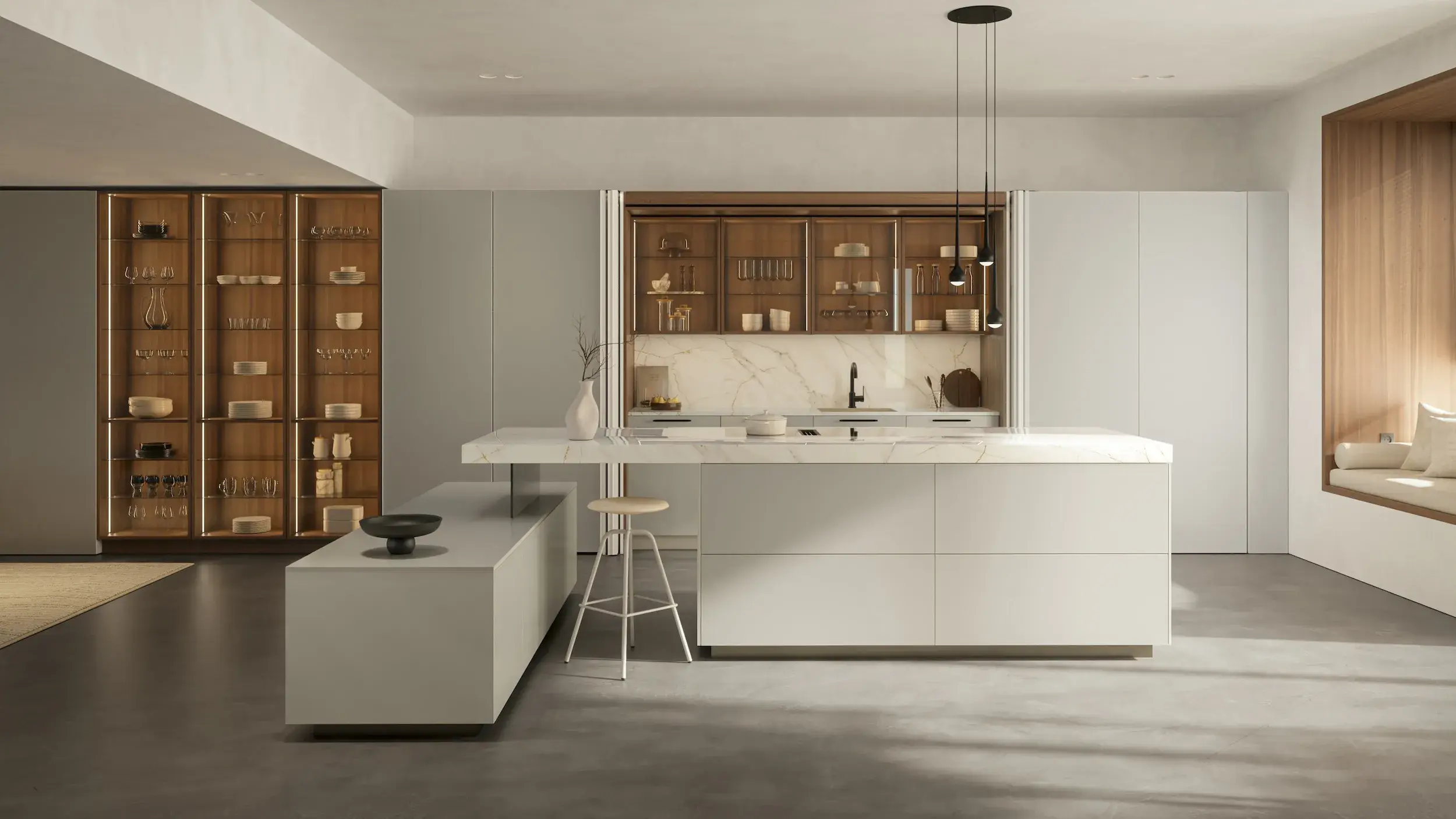 Sandbeige Küche mit Nussbaum, beleuchteten Vitrinen und heller Kochinsel